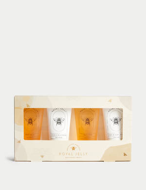 marksandspencer_XMAS2023_GIFTSHOP_T20_0606_darkova kosmeticka sada royal jelly_sprchovy gel_pena do koupele_krem na ruce_telove mleko_399Kc.jpg
